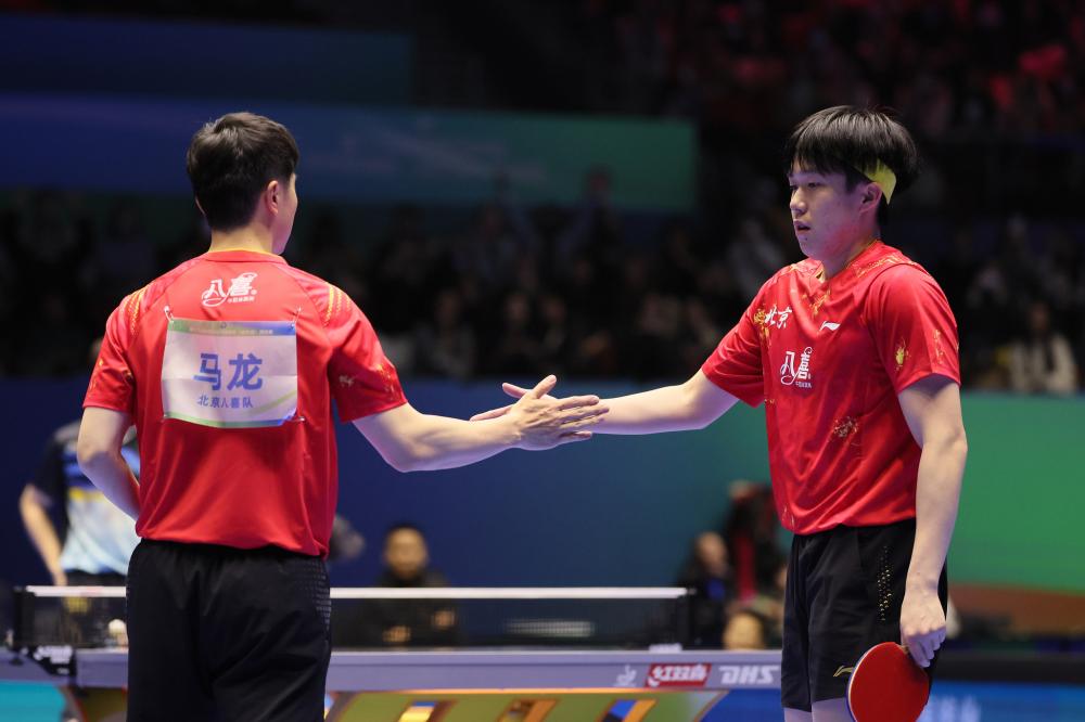 维尼修斯雕像出现在瓦伦法雅节，球迷高唱“沙滩金球奖”嘲讽.